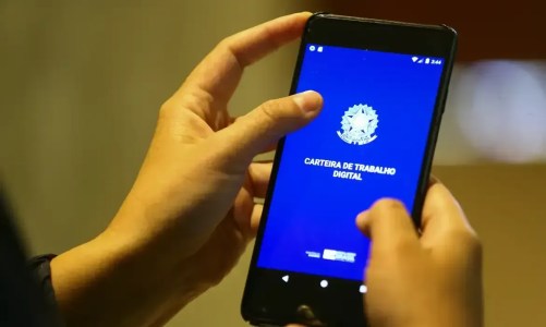Pessoa acessando aplicativo da Carteira de Trabalho Digital em um smartphone