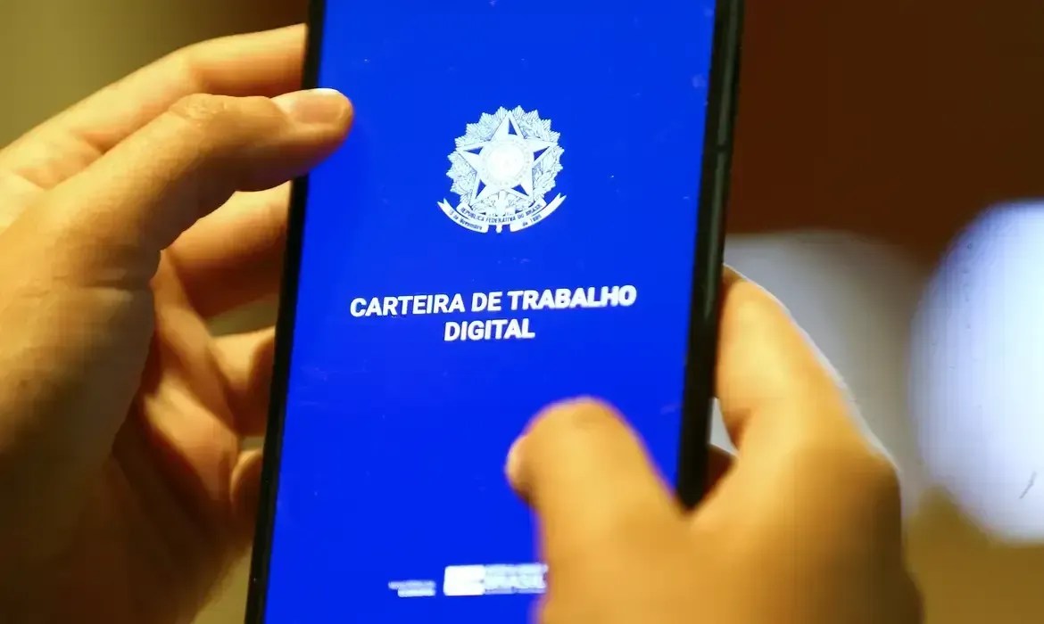 Desemprego renova mínima histórica a 5,6% em agosto, revela IBGE