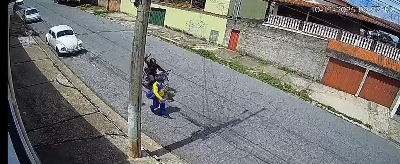 Vídeo: carteiro é esfaqueado por motociclista no Barreiro, em Belo Horizonte