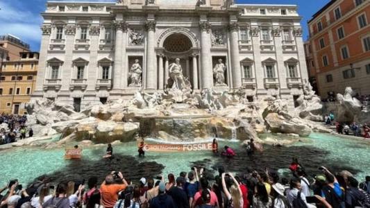 Carvão vegetal deixou águas da Fontana di Trevi sujas