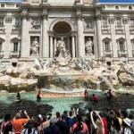 Protesto tinge água da Fontana di Trevi, em Roma, de preto