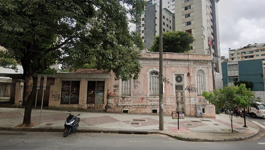 Confusão em casa histórica na região Centro-Sul de BH termina com machadada e ameaça