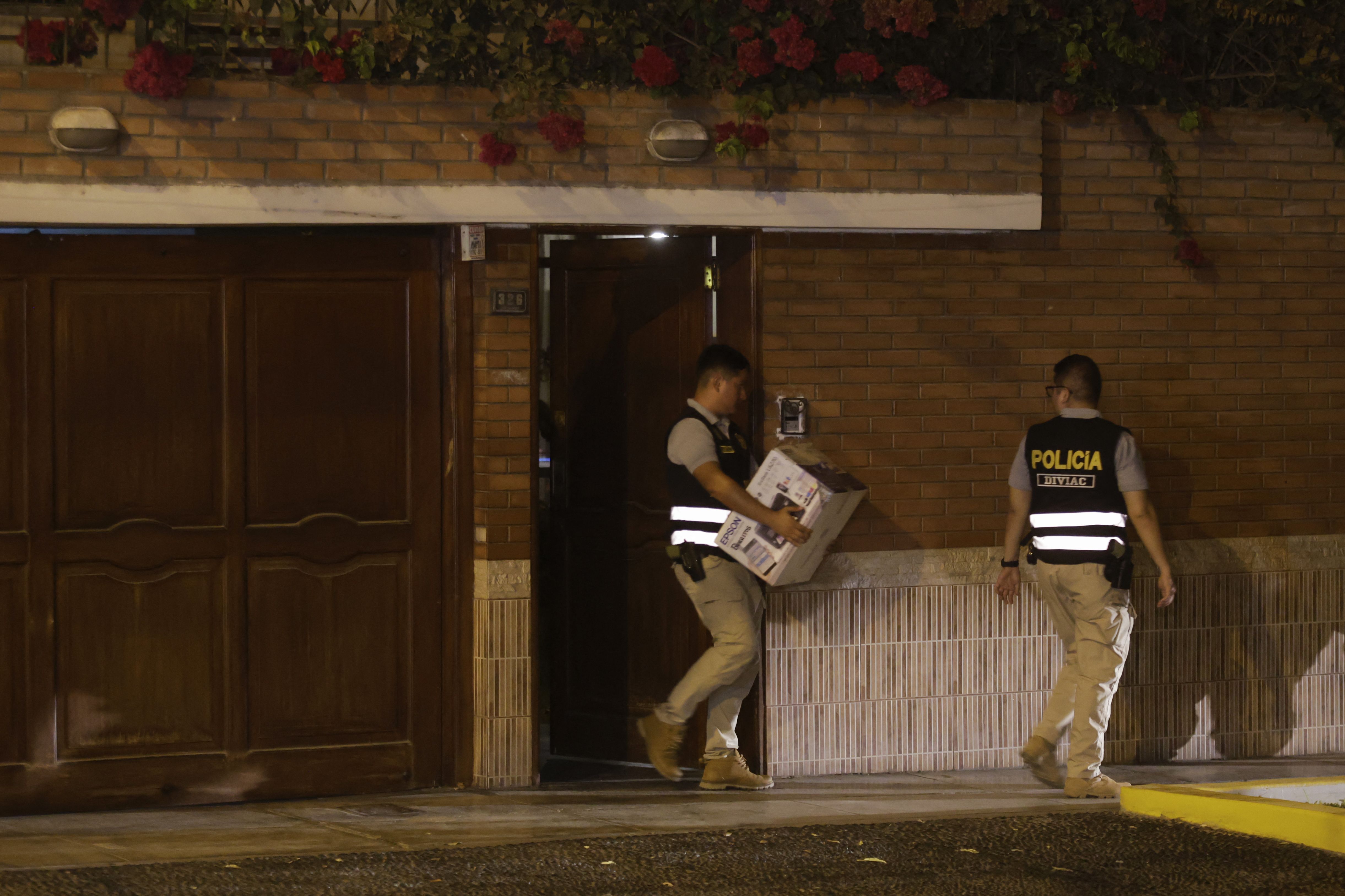 Polícia arromba casa de presidente do Peru em investigação sobre relógios Rolex não declarados