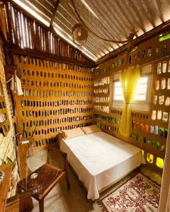 Casa construída com garrafas de vidro