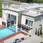 Atacante de clube da Série A coloca mansão à venda por R$ 25 milhões; veja fotos 