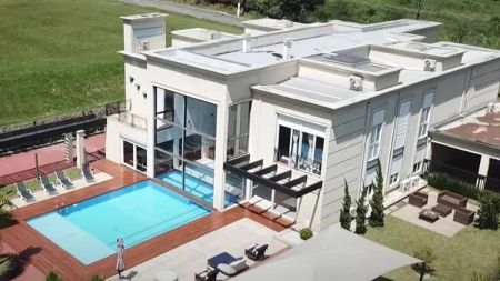 Casa de Luiz Adriano, do Internacional