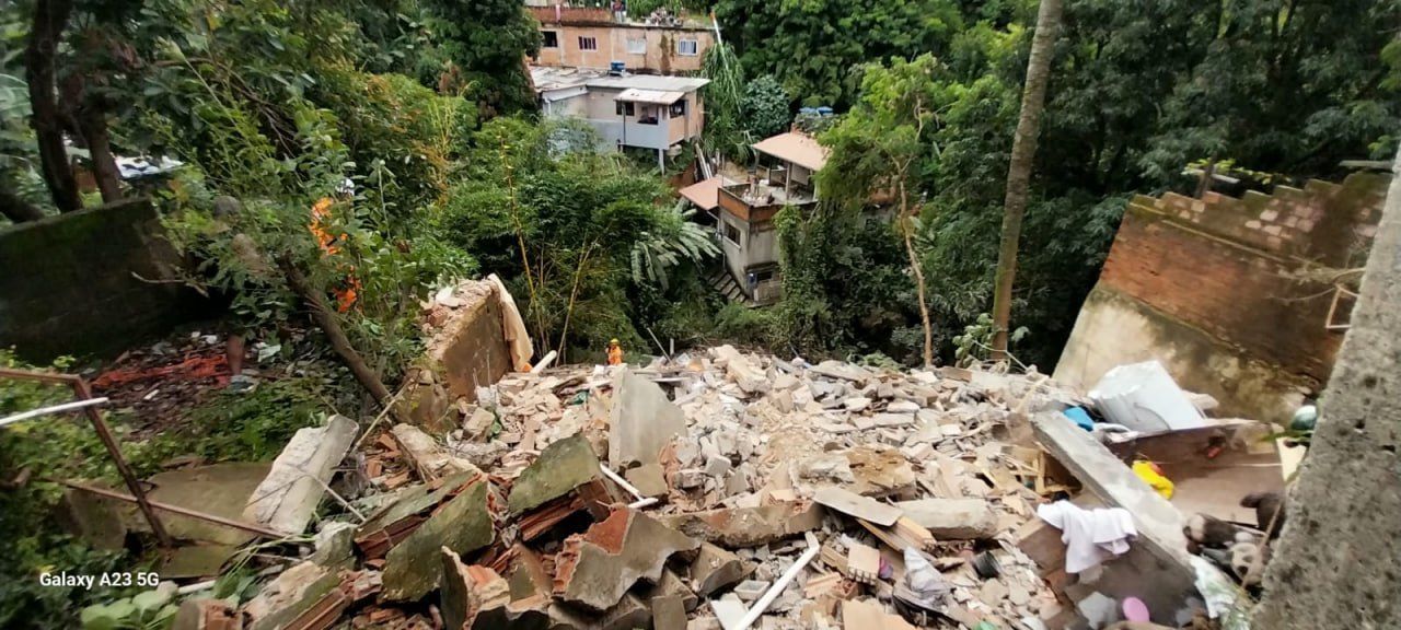 Casa que desabou no Paraíso e matou três pessoas foi notificada pela Defesa Civil em 2022