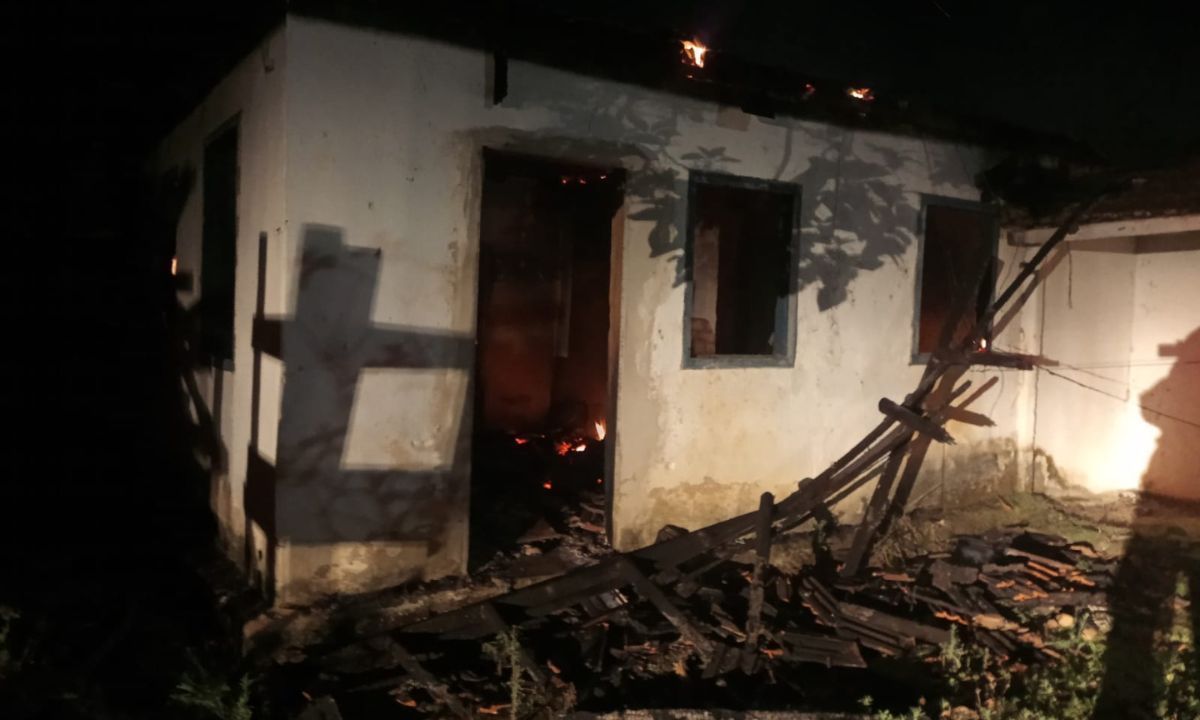 Casa desocupada é destruída em incêndio em distrito de Coronel Pacheco (MG)