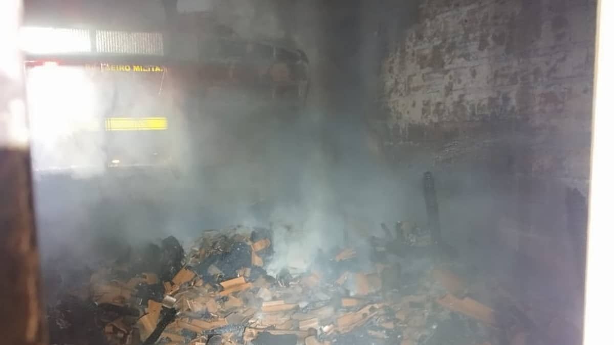 Homem vê casa pegando fogo, tenta entrar e é contido pelo Corpo de Bombeiros  