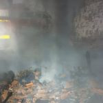 Homem vê casa pegando fogo, tenta entrar e é contido pelo Corpo de Bombeiros  