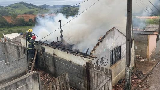 Casa ficou completamente destruída