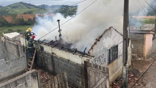 Casa ficou completamente destruída