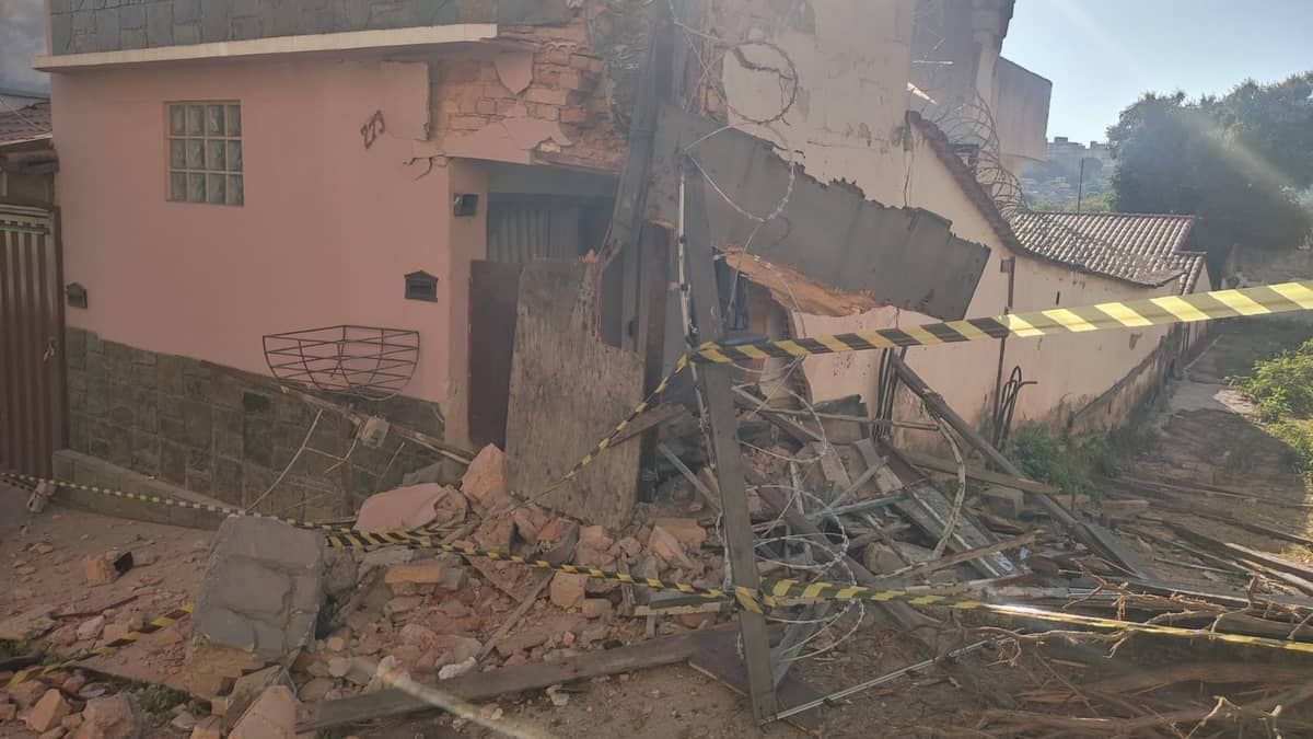 Adolescente pega carro do pai escondido e bate em duas casas no Santa Tereza em BH