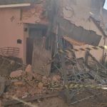 Adolescente pega carro do pai escondido e bate em duas casas no Santa Tereza em BH