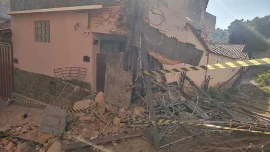 Casa ficou parcialmente destruída após ser atingida por um carro no bairro Santa Tereza