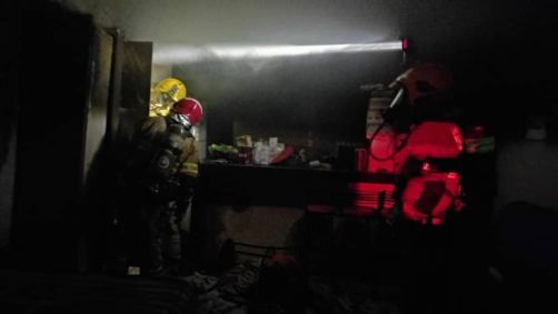 Casa ficou parcialmente destruída após incêndio