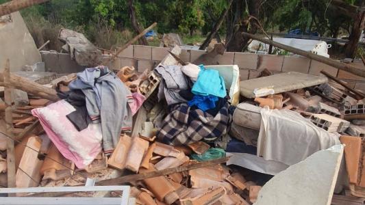 Casa foi demolida com todos os móveis e pertences dentro