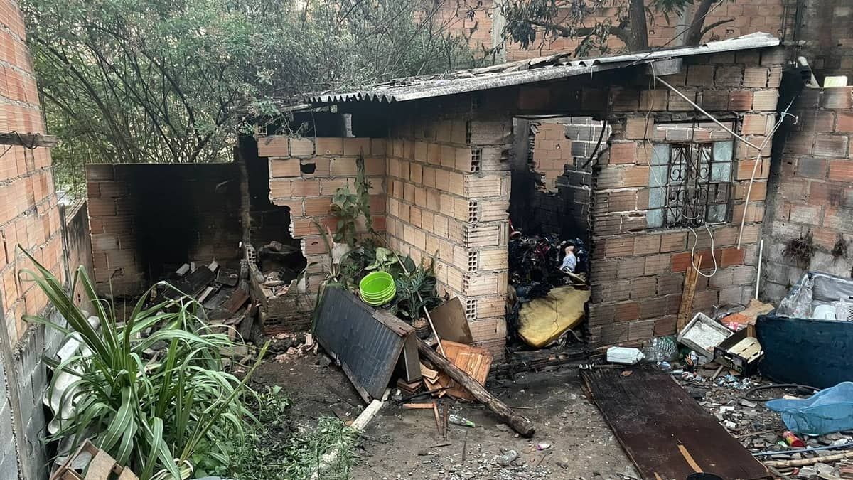 Incêndio em casa deixa duas pessoas em estado grave na região Norte de BH