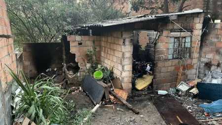Casa foi seriamente danificada por incêndio