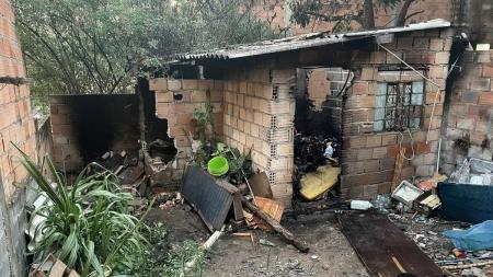 Casa foi seriamente danificada por incêndio