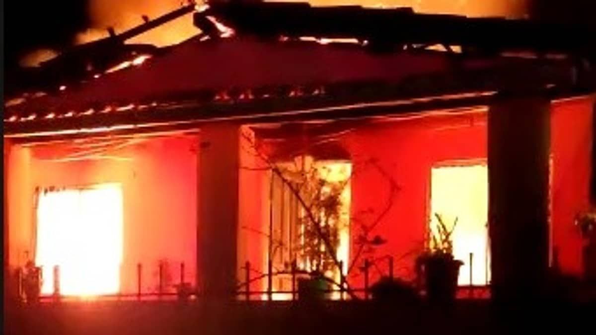 Vídeo: casa é incendiada na madrugada de Ano Novo em MG