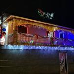 Papai Noel, luzes e até neve: enfeites natalinos de casa viram atração em BH; veja vídeo