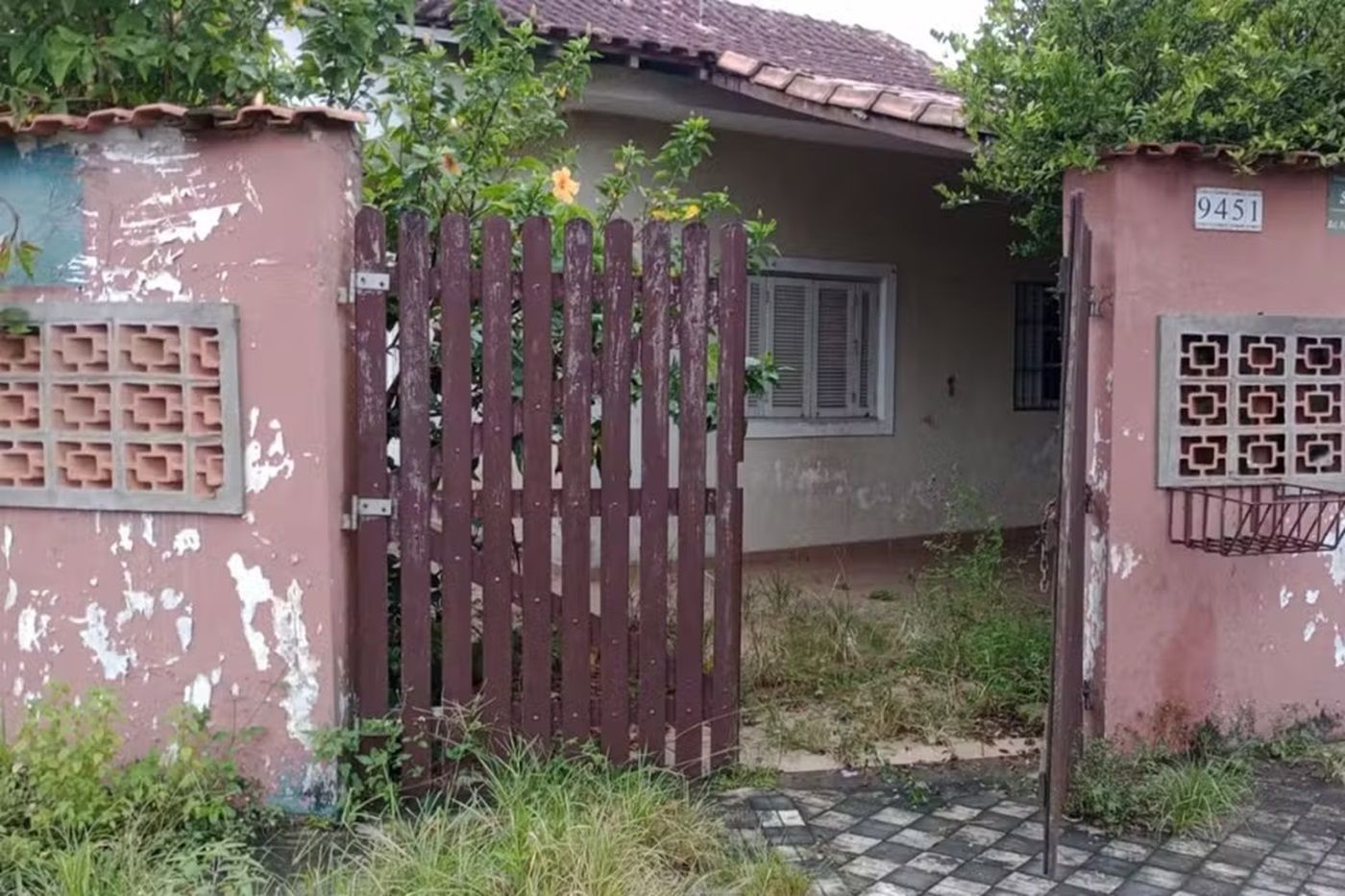 Casal vê própria casa à venda, marca visita e ajuda polícia a prender golpistas