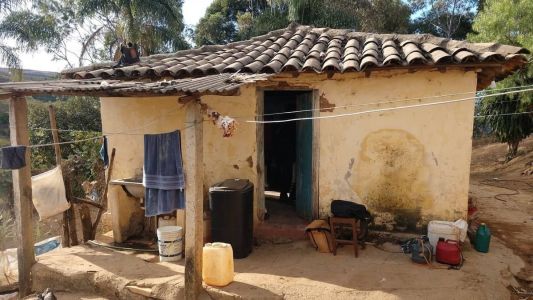 Casa onde trabalhadores da cafeicultura foram resgatados em condições análogas à escravidão em Minas, em 2022