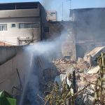 Vídeo: lote com casas e barracões pega fogo em Betim
