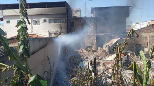 Casa pega fogo em Betim