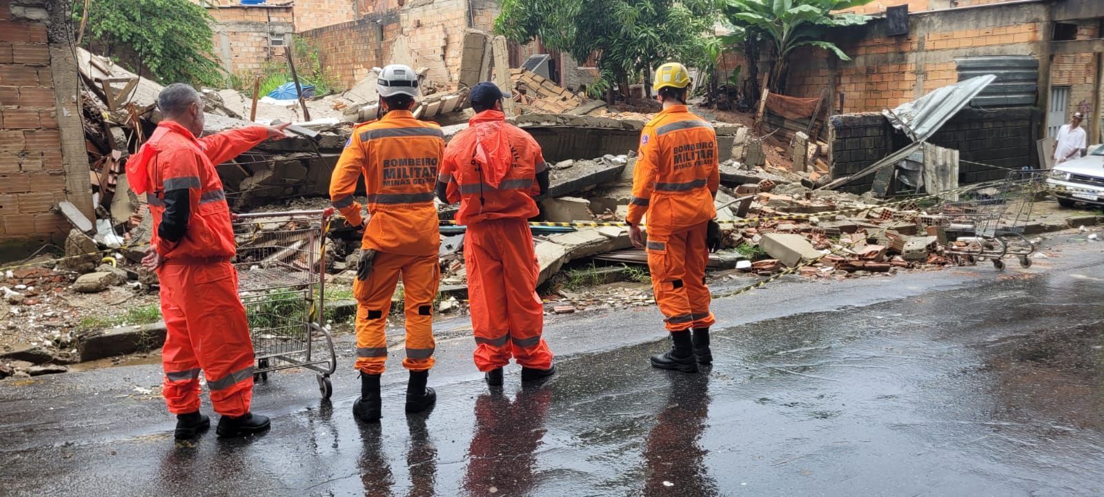 Casa que desmoronou no bairro São Gabriel, região Nordeste de BH, estava sendo construída há cinco anos