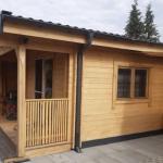 A casa pré-fabricada, que custa cerca de 40 mil dólares, inclui três quartos e até um terraço aconchegante