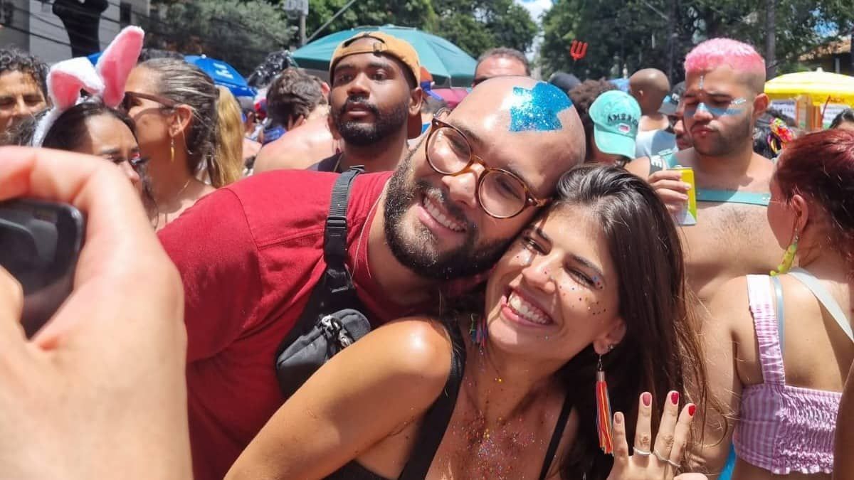 Carnaval de BH: folião surpreende namorada com pedido de casamento