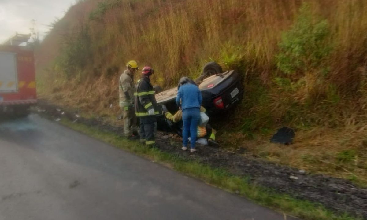 Casal de idosos fica ferido em capotamento na BR-267 em Chácara (MG)