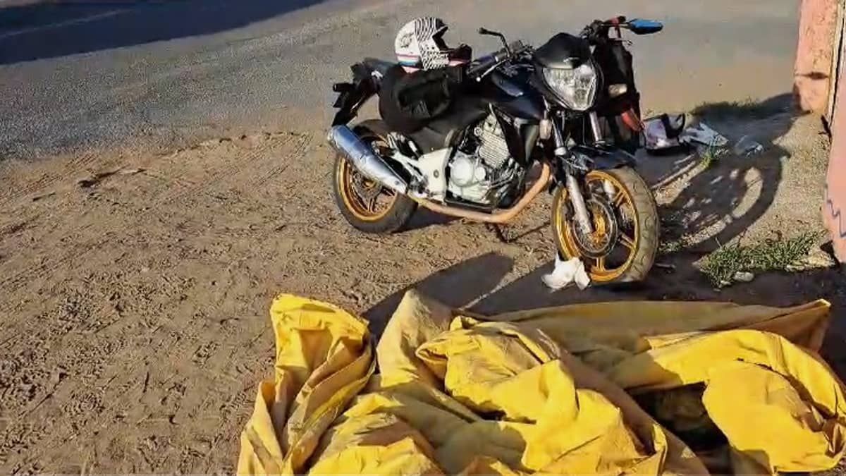 Vídeo: motociclista e garupa ficam feridos em acidente com lona de caminhão no Anel Rodoviário 