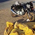 Vídeo: motociclista e garupa ficam feridos em acidente com lona de caminhão no Anel Rodoviário 