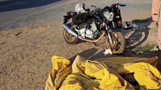 Casal de moto fica ferido em acidente com lona de caminhão no Anel Rodoviário de Belo Horizonte