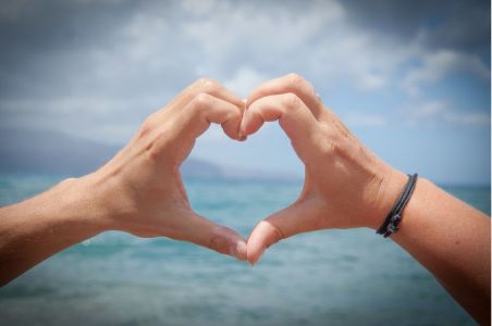 Foto mostra casal fazendo 'coraçãozinho' com as mãos