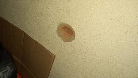 Casal é acordado por tiroteio e encontra bala perdida dentro do quarto no Rio de Janeiro.