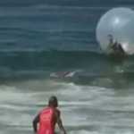 Casal em bolha de plástico é resgatado pelos bombeiros no mar de Copacabana, no RJ