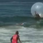 Casal em bolha de plástico é resgatado pelos bombeiros no mar de Copacabana, no RJ
