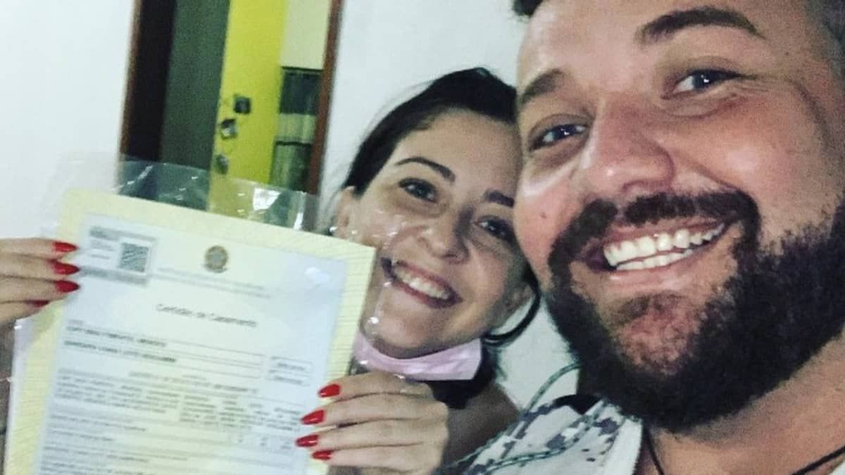 Casal comemora divórcio e prepara festa com churrasco e bolo: ‘liberto do mal’