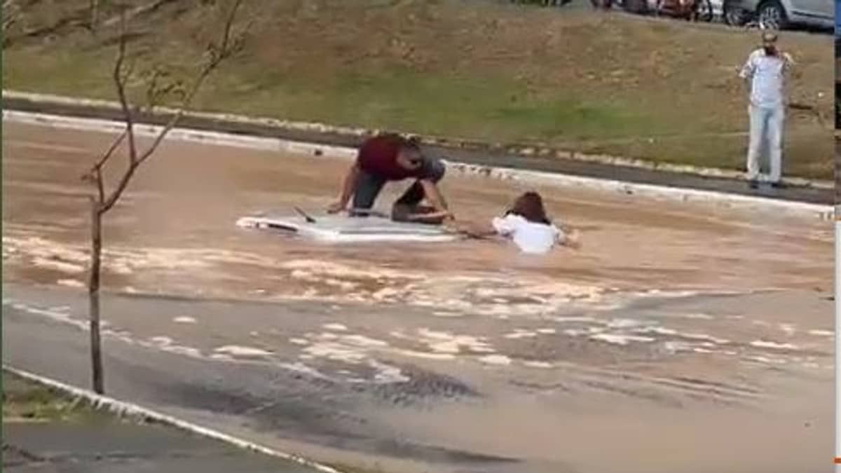 Vídeo: carro é engolido por buraco, desaparece na água e casal se desespera 