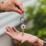 Proprietário que expôs casal por não pagar aluguel é condenado por danos morais