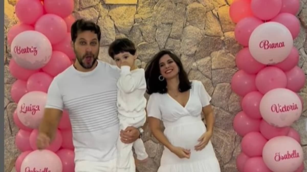 Ex-BBBs Kamilla Salgado e Elieser Ambrosio fazem 'chá revelação' para anunciar nome da filha