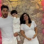 Ex-BBBs Kamilla Salgado e Elieser Ambrosio fazem 'chá revelação' para anunciar nome da filha