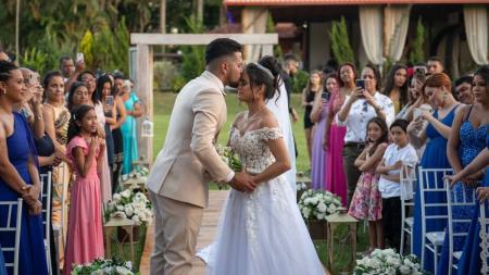 Casal pediu dinheiro emprestado no dia do casamento para conseguir arcar com os custos e manter a festa