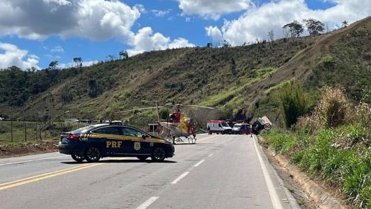 Casal que estava no caminhão ficou preso às ferragens
