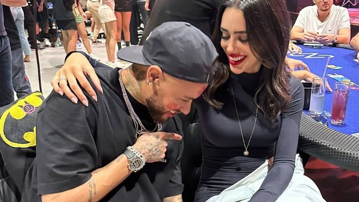 Namorada de Neymar vai às redes e detalha gravidez com o craque
