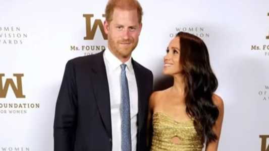 Casal saía de evento quando foi perseguido por paparazzi